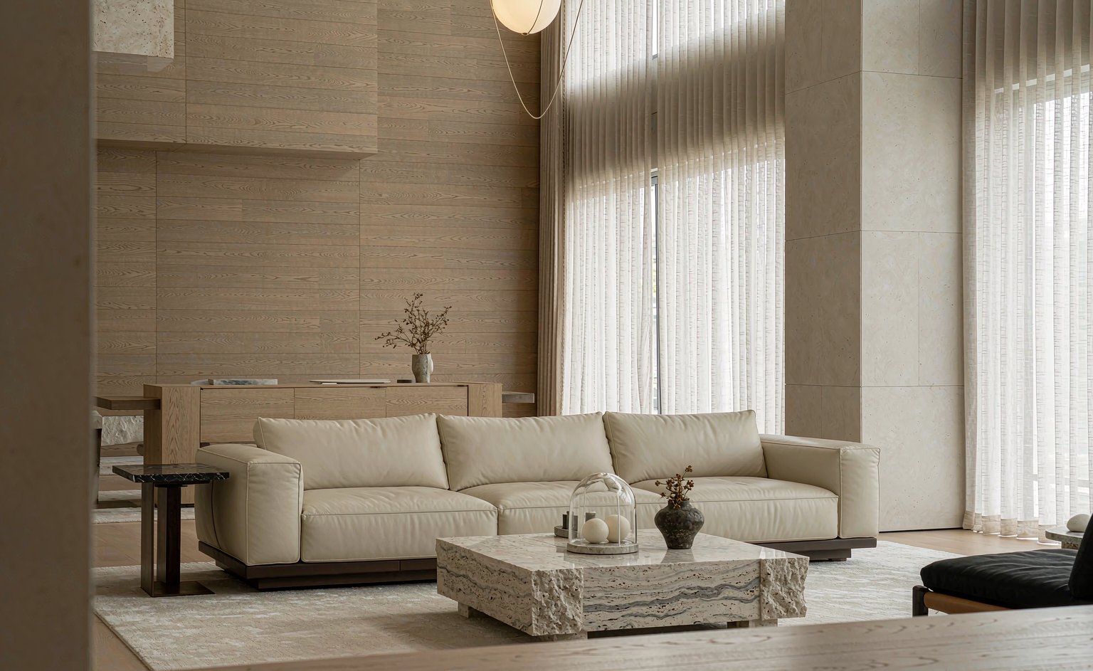 Salón de villa con sofá modular a medida, paneles de chapa de roble y mesa de piedra