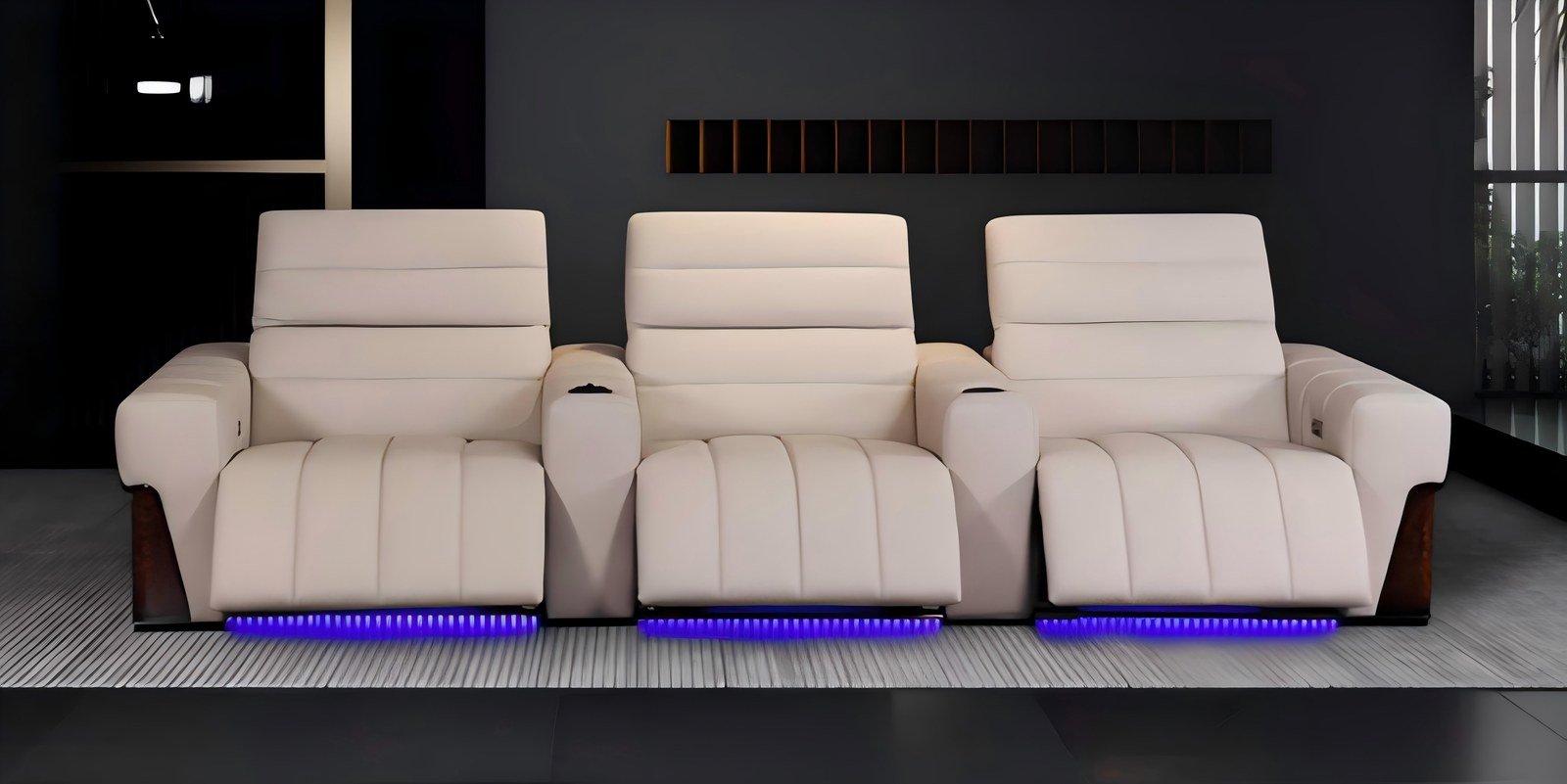 Salón de villa con asientos reclinables a medida en tono crema.