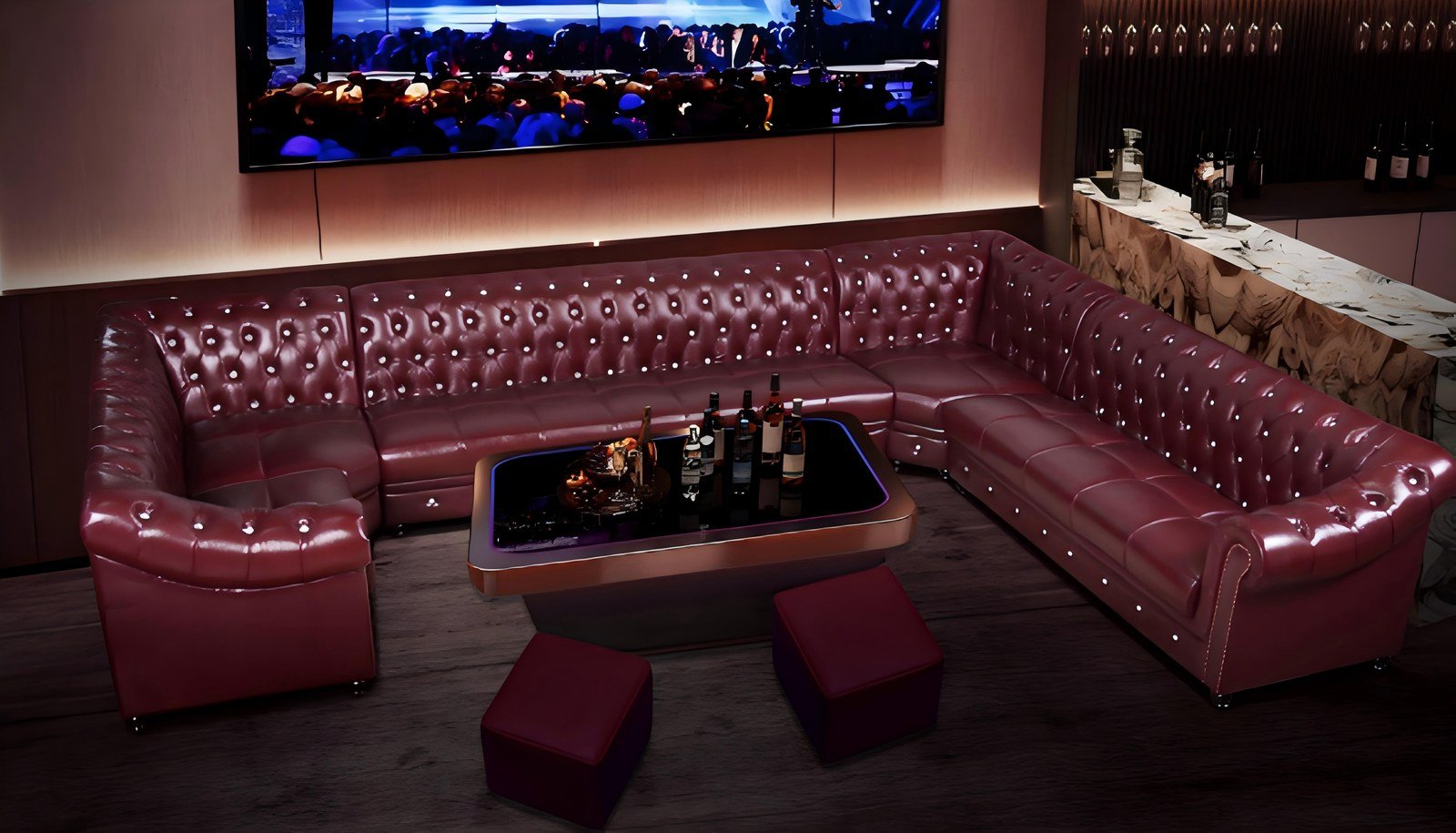 Sofá modular de piel color vino a medida en un salón de villa con zona de cine en casa.