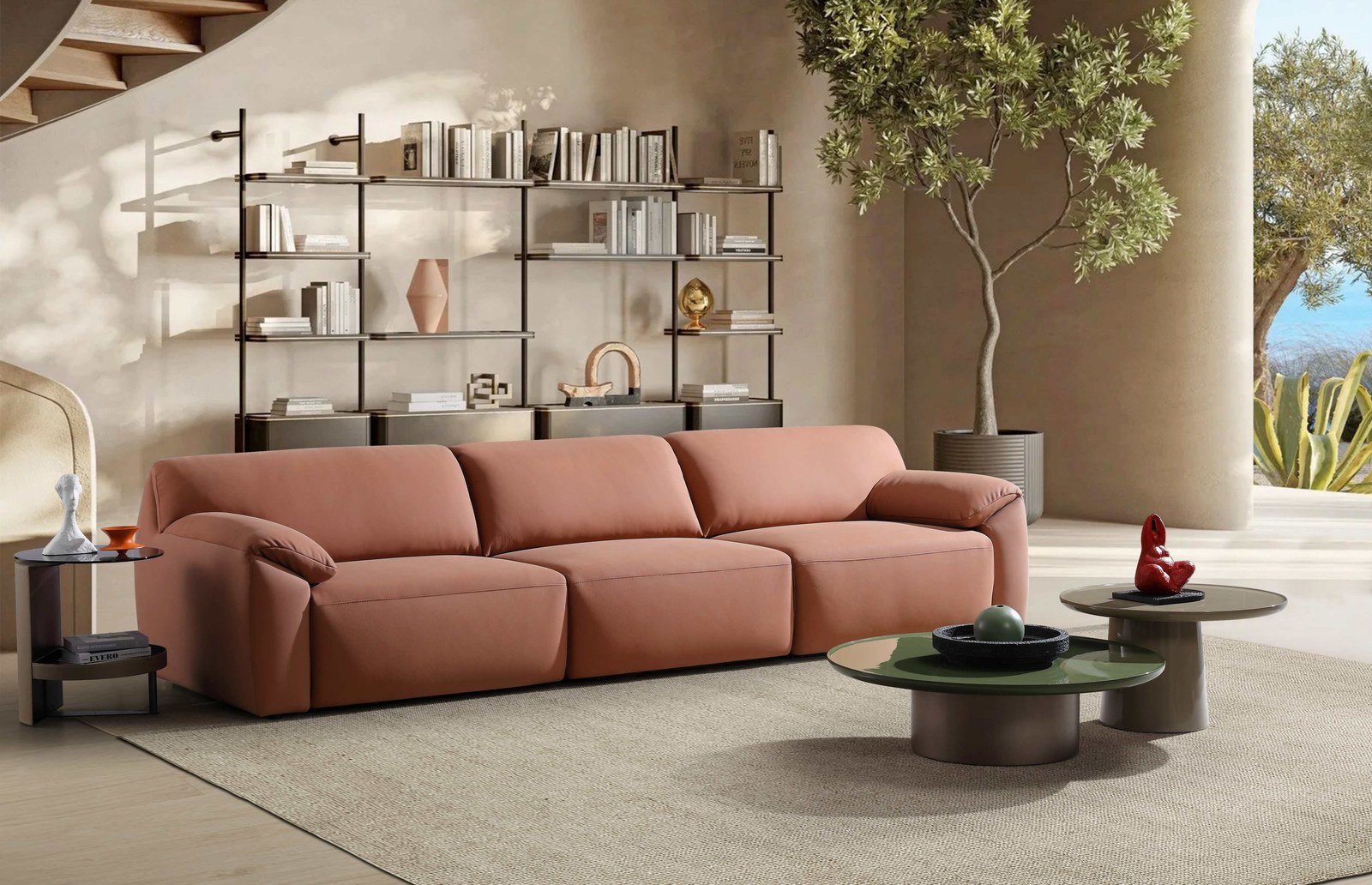Sofá modular de tejido color terracota en un salón de villa con estantería y luz natural.