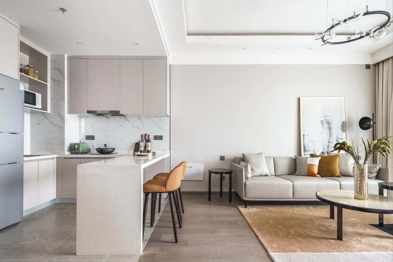Vista panorámica de apartamento pequeño con cocina integrada, sala y comedor conectados