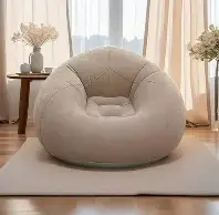 Puff redondo grande color crema en sala con piso de madera y ventana - asiento flexible para espacios muy pequenos
