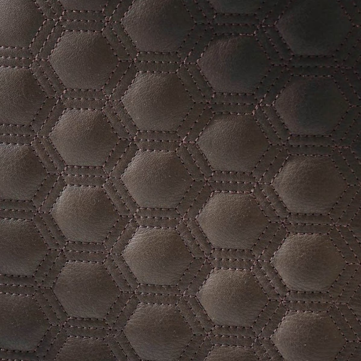 Detalle de costura y unión entre módulos de sofá modular con patas de madera