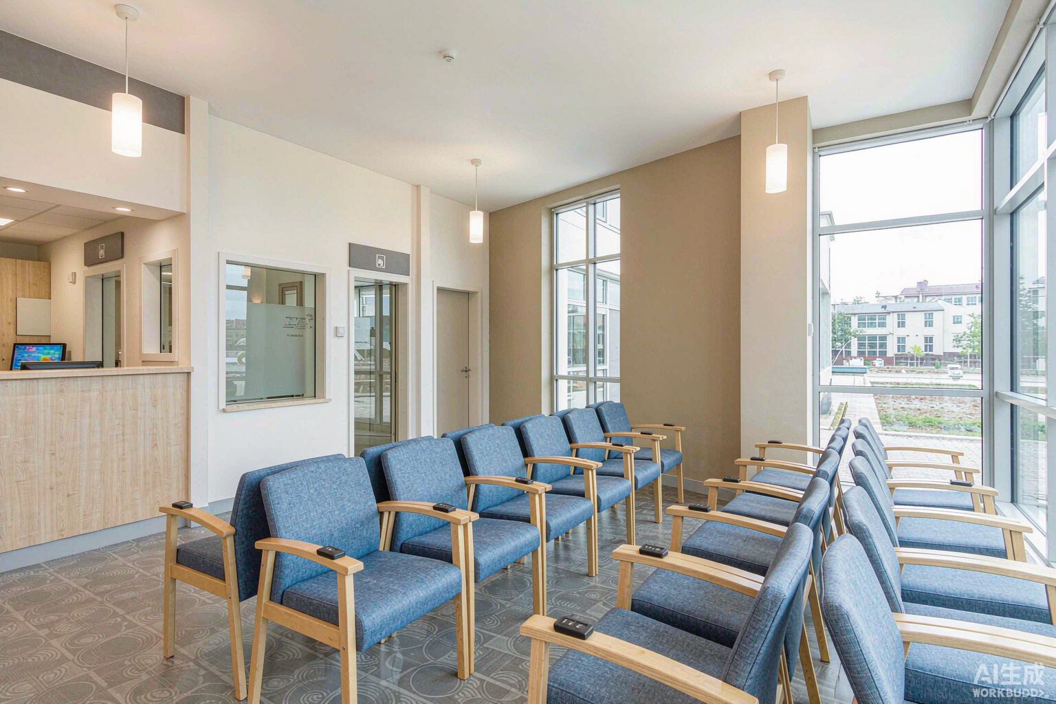 Sala de espera de clínica con sillería de acero pintado y recepción de madera clara